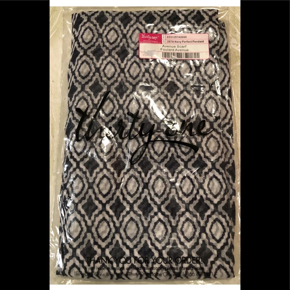 Thirty One Avenue Scarf “Navy Perfect Pendant” NIP
